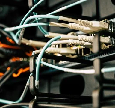 Fiber Optic Cables Connected to Network Equipment in Data Center Foto stock