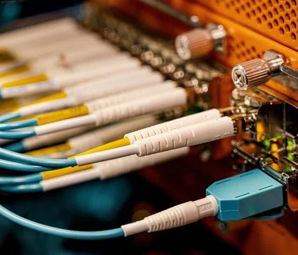 Fiber Optic Cables Connected to Network Equipment in Data Center Foto stock