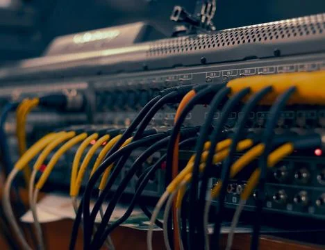 Fiber Optic Cables Connected to Network Equipment in Data Center Foto stock