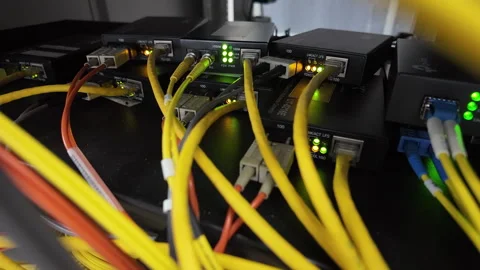 Fiber optic cables for connecting multi-mode and single-mode networks 库存影片 276820853