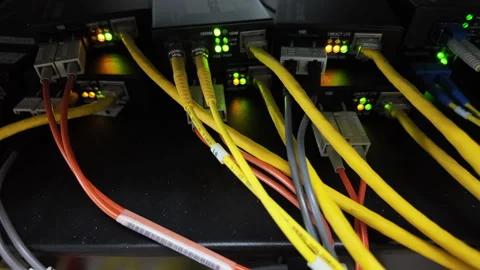 Fiber optic cables for connecting multi-mode and single-mode networks 库存影片 276822369