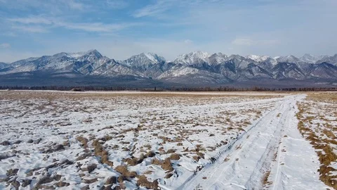 Field and Mountains Stockbeeldmateriaal 129607248
