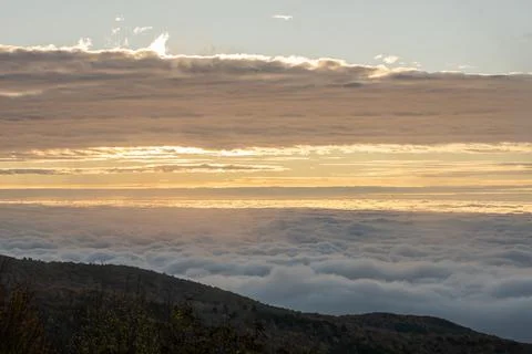 Field of Clouds Hanging Below Blue Ridge Parkway Foto stock