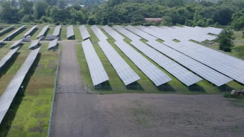 A field of solar panels generating renewable energy Vídeos de archivo 78041945