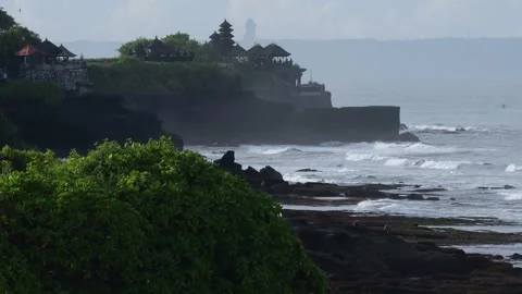 Fierce Waves Crash Violently Upon Jagged Coastlines During Maximum Tide 스톡 동영상 337433754