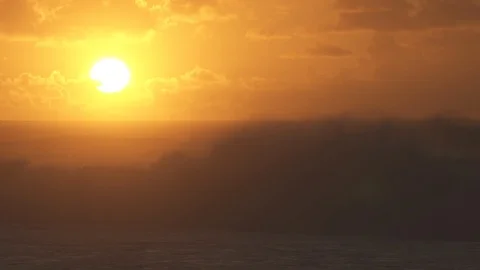 Fierce waves in the ocean during dusk Video stock 86172230