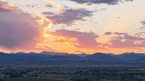 Fiery Colorado Front range sunset over the Rocky Mountains Video stock 285106080
