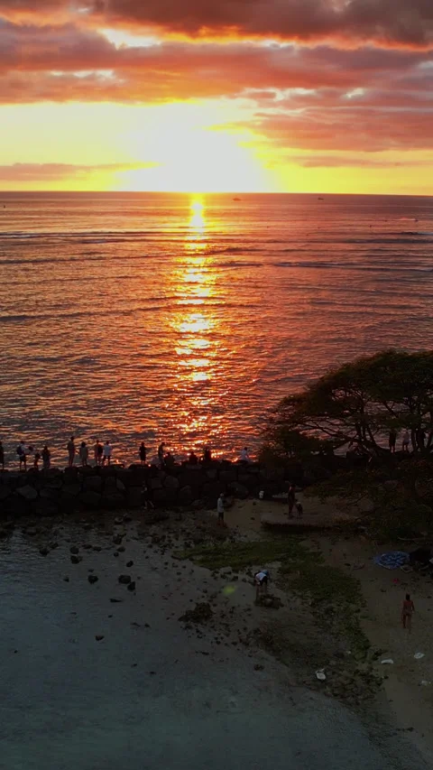 Fiery Pathway: Ocean's Canvas at Sunset Vidéo 283503249