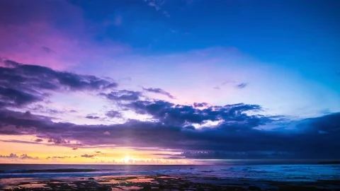 Fiery sunset in the blue sky over the ocean time lapse Video stock 76893306