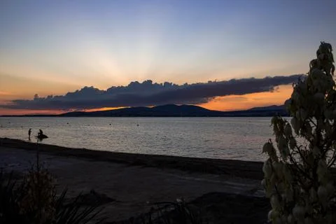 Fiery sunset in clouds on the background of the sea and mountains in Gelendzhik 스톡 사진