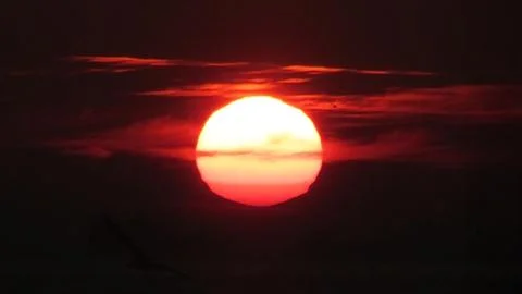 A fiery sunset glowing intensely with dramatic clouds as a background. Foto stock