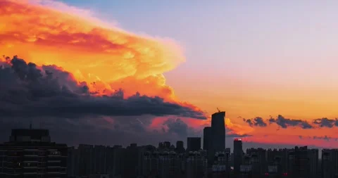 Fiery Sunset Over City Skyline With Dramatic Storm Clouds And Dusk Glow Vídeos de archivo 342112020