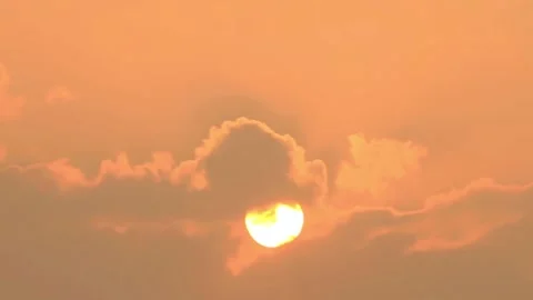 Fiery Sunset Sky with Orange and Gold Hues 動画素材 311529791