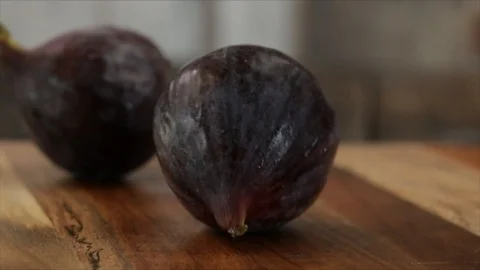 Fig Hitting another Fig Closeup 動画素材 99138963
