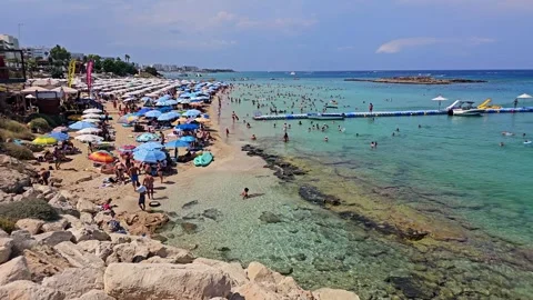 Fig tree bay beach with tourists enjoying summer vacation 스톡 동영상 344337392