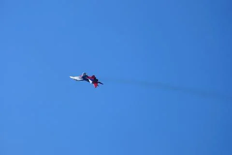 The fighter aircraft in the sky performs a demonstration flight. Stock-Fotos