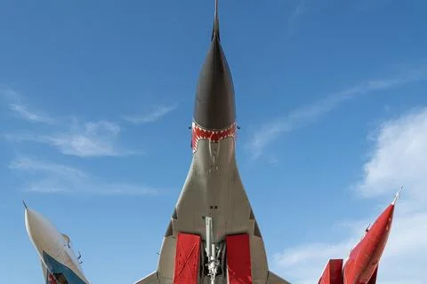 Fighter Jet on Display Against a Clear Blue Sky in an Outdoor Exhibition Stock-Fotos