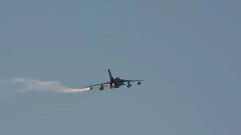 Fighter jet flying with full afterburner 库存影片 334410260