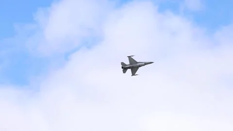 Fighter jet flying at RIAT Air show captured in slow motion. Vidéo 325781127