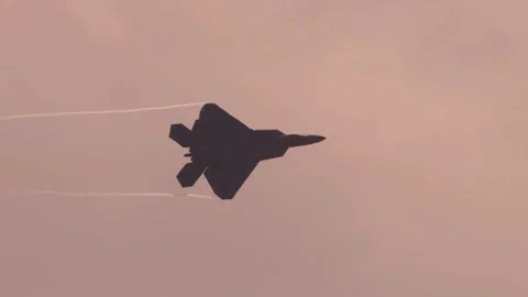 Fighter jet performs aerial maneuvers leaving contrails against pastel sky. Vídeos de archivo 332749722