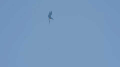 Fighter Jet Performs Vertical Climb Maneuver Video stock 329666954