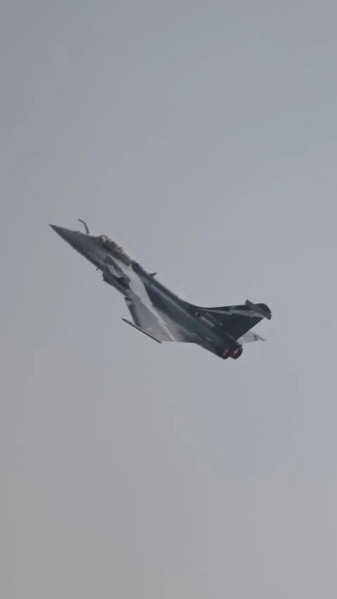 Fighter jet preforming high speed maneuvers showing its abilities 스톡 동영상 320313537
