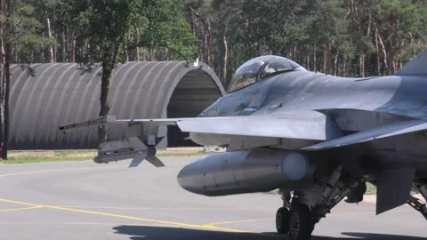 Fighter jet preparing to take off Stockbeeldmateriaal 133649059