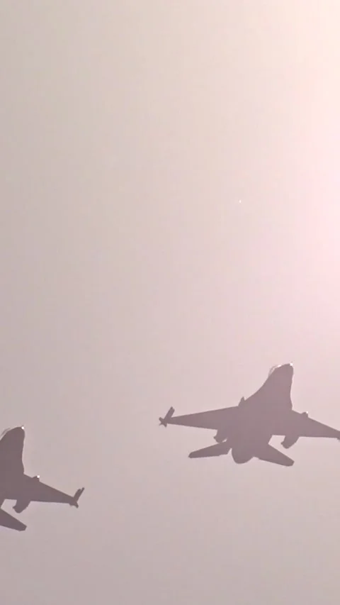 Fighter jets from air force flying close formation reflecting sunlight prepare 스톡 동영상 296766290