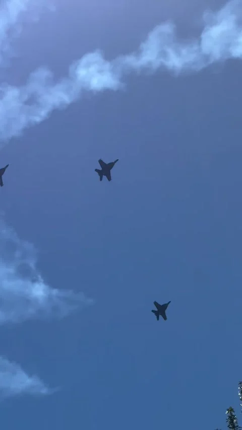 Fighter Jets Performing Aerobatics with Smoke Trails in Blue Sky 库存影片 341267685