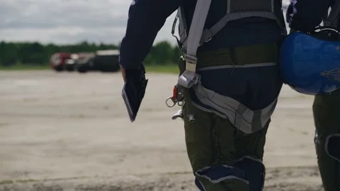 The fighter pilot is walking along the runway towards the plane Видео 155211859