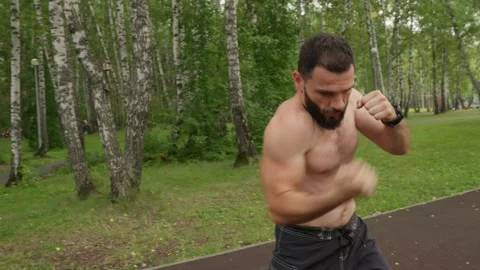 Fighter Shadowboxing in a Park Vídeo Stock 330921410