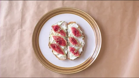 Figs on bread slice with cream cheese spread Vídeos de archivo 76135974