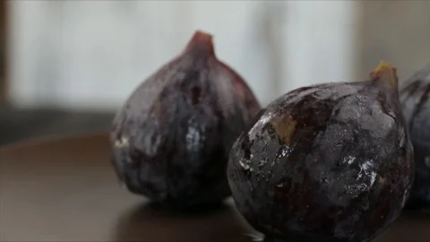 Figs with Drops of Water Rotating Closeup 動画素材 99139070
