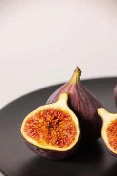 Figs on a plate, figs in section Foto stock