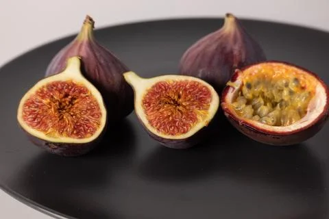 Figs on a plate, figs in section Foto stock