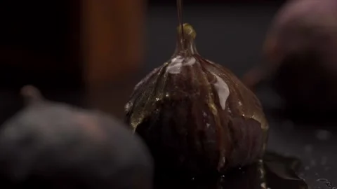 A figs is pour with honey Stock Footage 138982152
