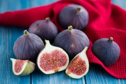 Figs on rustic table Stock Photos