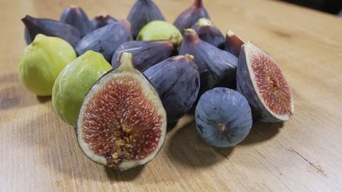 Figs on wooden table. Circular movement Видео 93794659