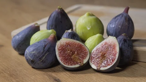Figs on wooden table Видео 93794555