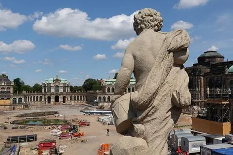 Figure At The Dresdner Zwinger, A Palatial Complex In Dresden, Germany 스톡 사진