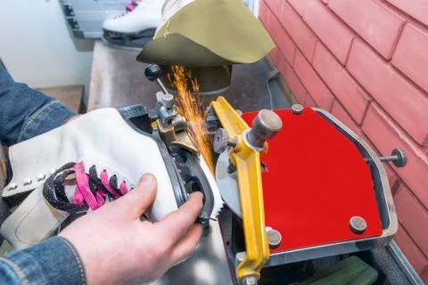 Figure ice skate getting sharpened Foto stock