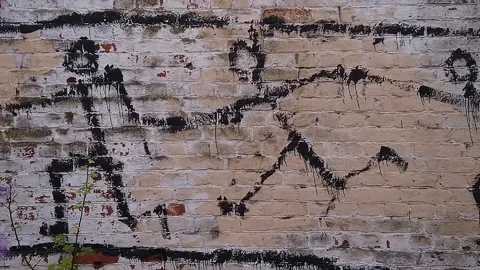 Figure men running on a brick wall 库存影片 116997483