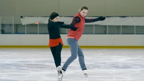 Figure skating coach showing steps and turnings on ice Stock Footage 101628596