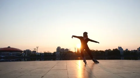 Figure skating on the evening promenade. Video stock 119315549