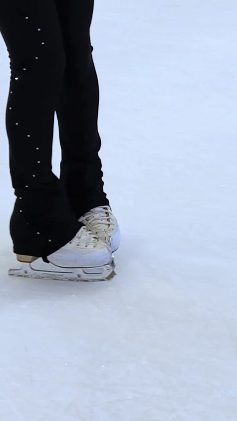 Figure skating lesson. Figure skaters training at the rink. Professional sports. Vidéo 330863052