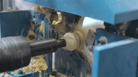 Figured cutting on a tree, the machine cuts a figure from a tree, the CNC Vidéo 91683346