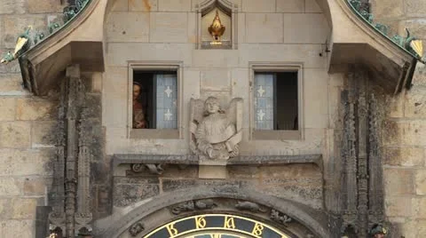 Figures above the astronomical clock in Prague Video stock 11059402