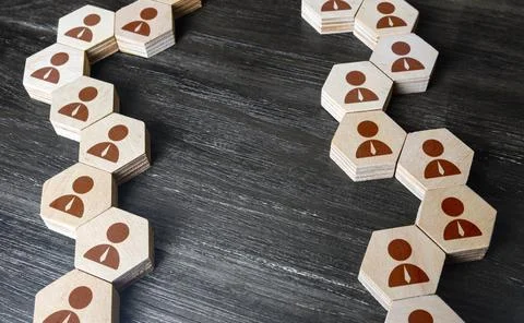 Figures with workers on the table. Concept of spreading news and rumors. Coop Foto stock