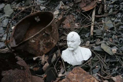 Figurine, Lenin at the dump, trash can Stock Photos
