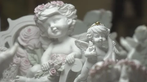 Figurines of angels 動画素材 106572809